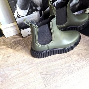 Very styling, green boots. Feel like you're walking on air. Have only worn once